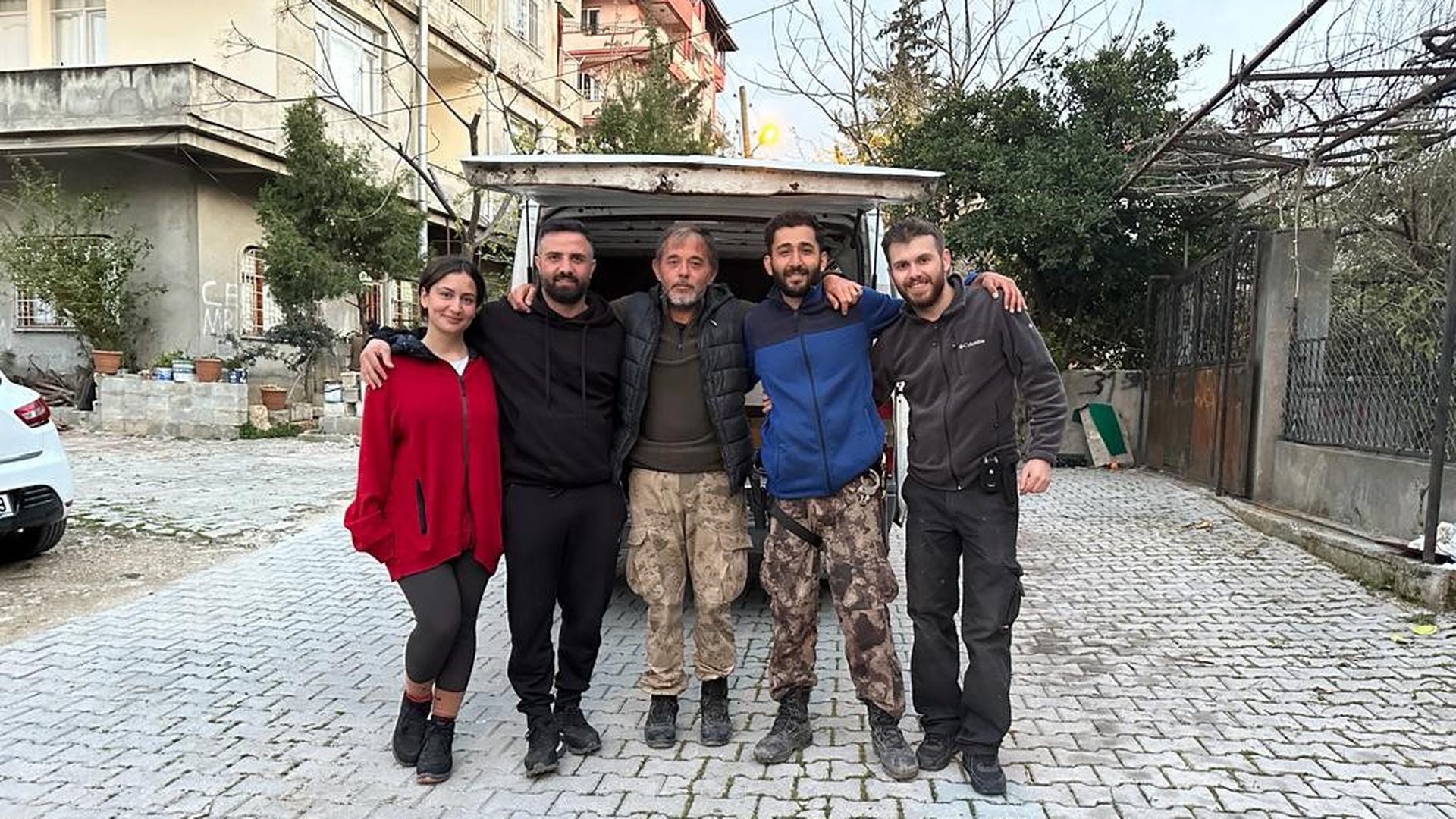 Einsatz im Krisengebiet: Sara Aslanoğlu, Cuma Sarı, Atilla, Ercan Polat und Mustafa Karakuş (von links) helfen den Erdbebenopfern in der Türkei. 