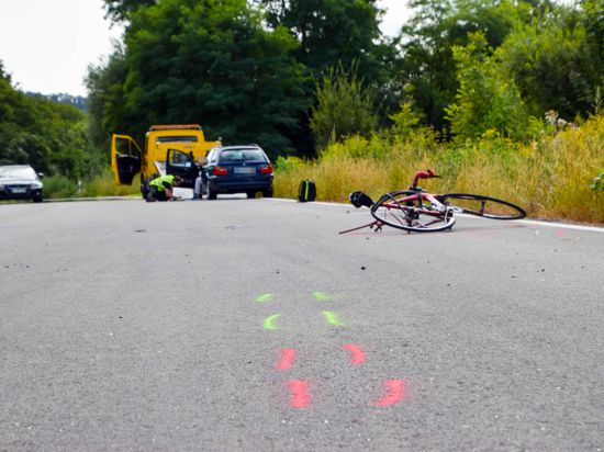 Fataler Unfall: Am vergangenen Freitag starb der Rennradfahrer auf der Landstraße zwischen Zeutern und Östringen. Die Polizei ermittelt gegen den Autofahrer, der ungebremst aufgefahren war. 