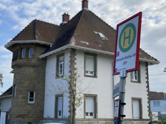 Ein Bushaltestellen-Schild mit der Aufschrift „Ubstadt-Weiher Bf“ vor dem Bahnhofsvorsteher-Haus.