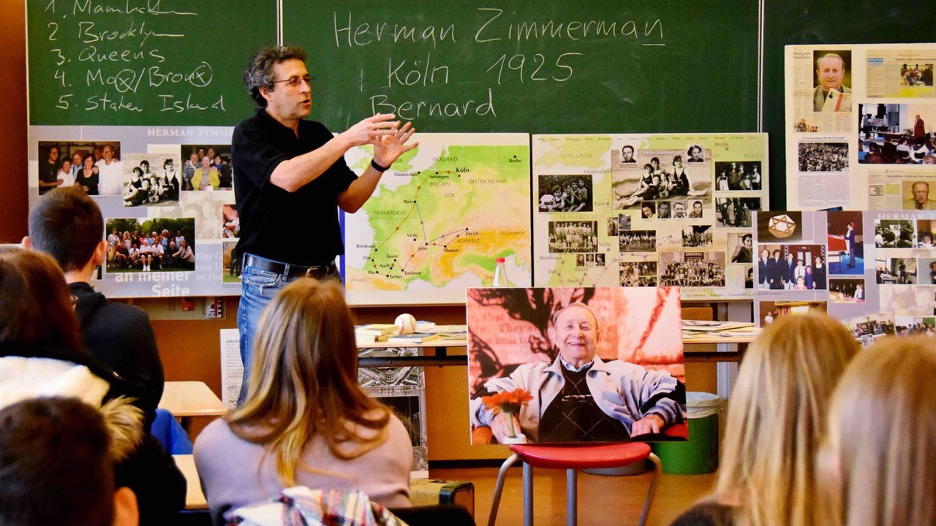 Zeitzeugengespräch: Regelmäßig erzählt Bernard Zimmerman aus Kraichtal bei Schulbesuchen über das Schicksal seines Vaters wie hier 2018 im Alfred-Delp-Schulzentrum Ubstadt. 