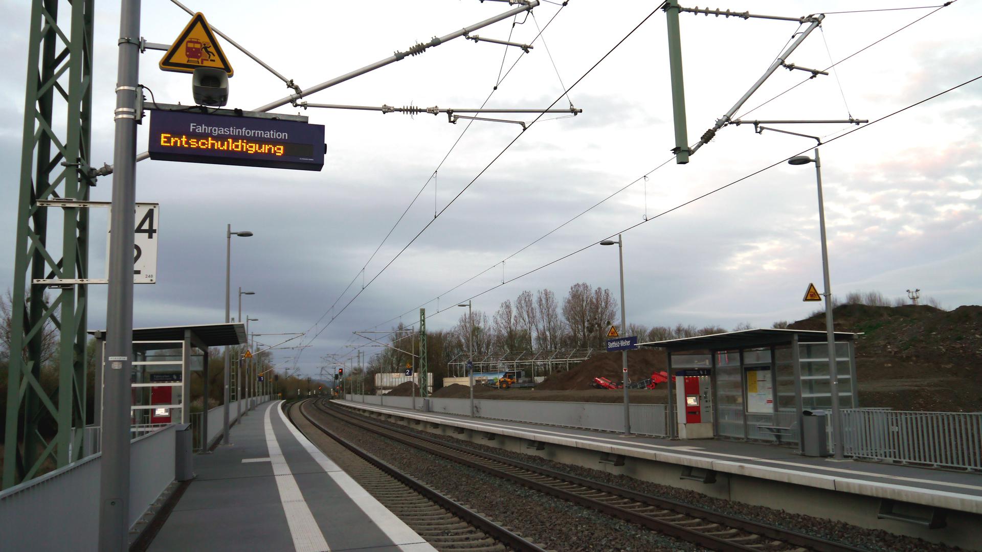 Am Haltepunkt Stettfeld-Weiher bittet die Bahn Fahrgäste um Entschuldigung.