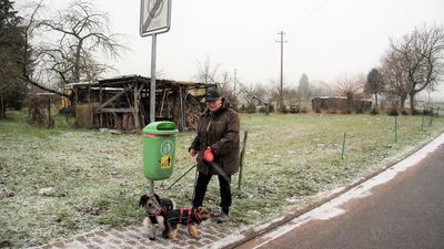 Heidemarie Schneider-Schewe mit Wuschel und Susi vor einem Mülleimer ohne Hundekotbeutelspender