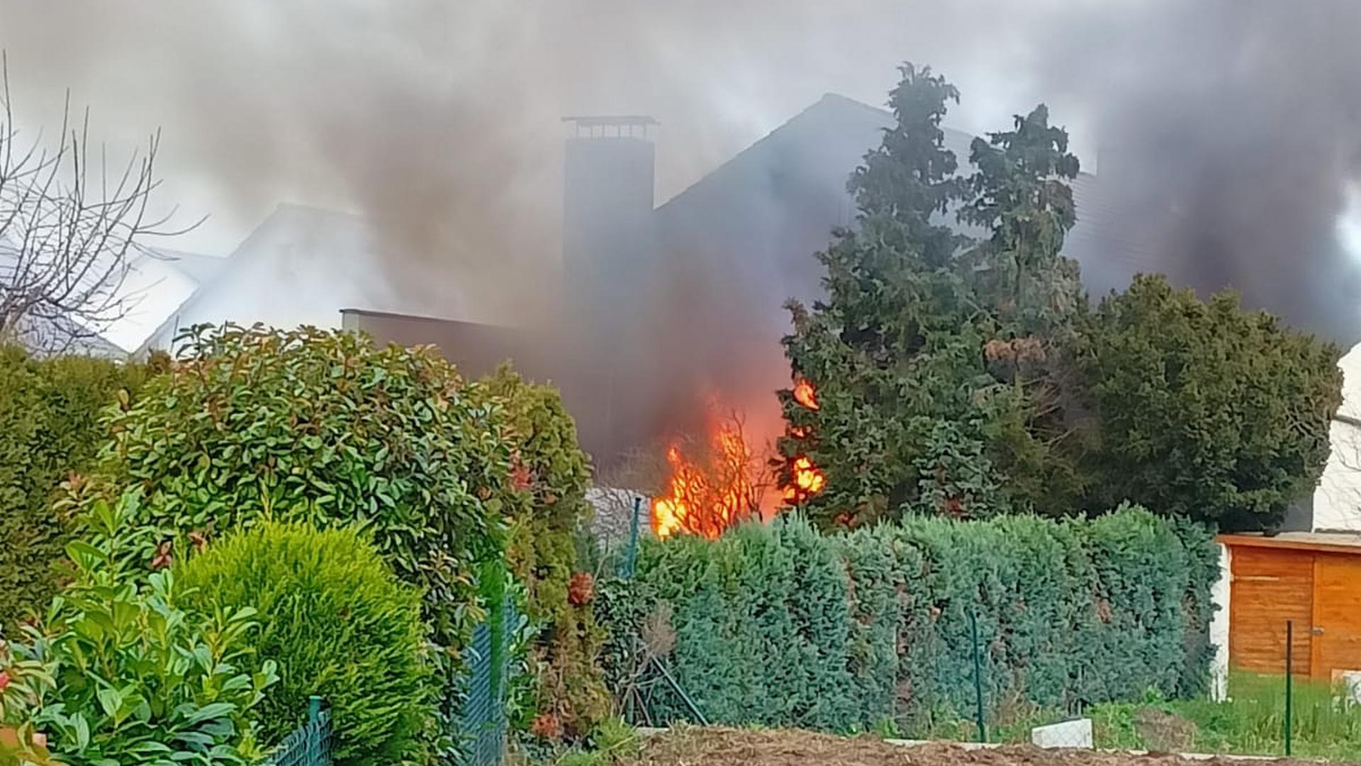 Brennende Pergola: Hinter einem Haus in der Waldstraße in Ubstadt-Weiher hat es gebrannt. 
