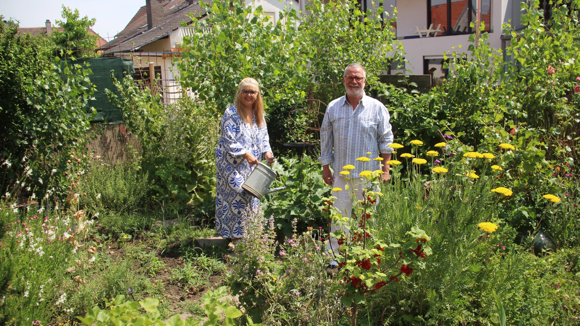 Susanne Gutgsell-Deutsch und Philipp Deutsch aus Stettfeld gießen ihr mediterranen Pflanzen sowie den Obst- und Gemüsegarten mit Regenwasser, dass in einer Zisterne und einem Fass gesammelt wird. Der Rasen wird nicht gewässert. 