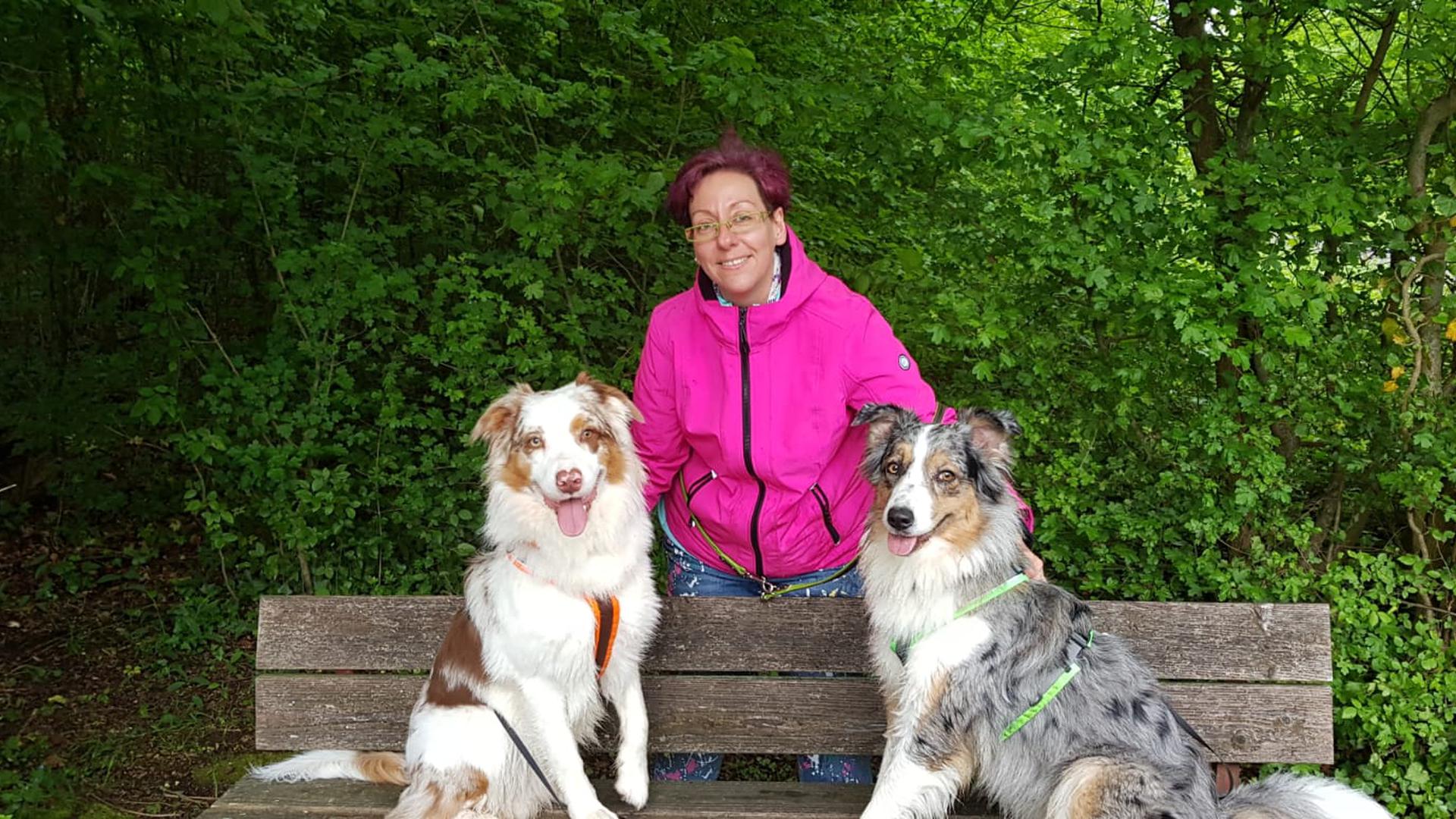 Kerstin Dieckelt mit Fee (rechts) und Krümel (links) nach denen sie ihre Manufaktur für Hunde-Belohnungshappen benannt hat