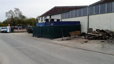 Foto zeigt dem Lagerplatz in Ubstadt. Dort werden sowohl die benötigten Materialien als auch dr abgerissene Aspahalt gelagert.