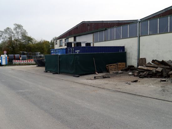 Foto zeigt dem Lagerplatz in Ubstadt. Dort werden sowohl die benötigten Materialien als auch dr abgerissene Aspahalt gelagert.