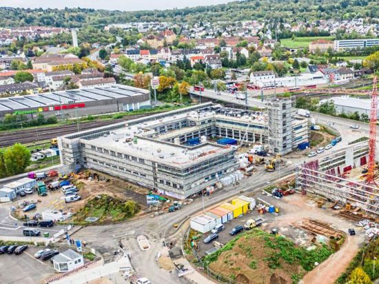 Die neue Bruchsaler Feuerwache in der Bahnstadt soll im Juni an die Feuerwehr übergeben werden. Der Bau liegt laut Bauherr SEW-Eurodrive voll im Zeit- und Kostenplan.