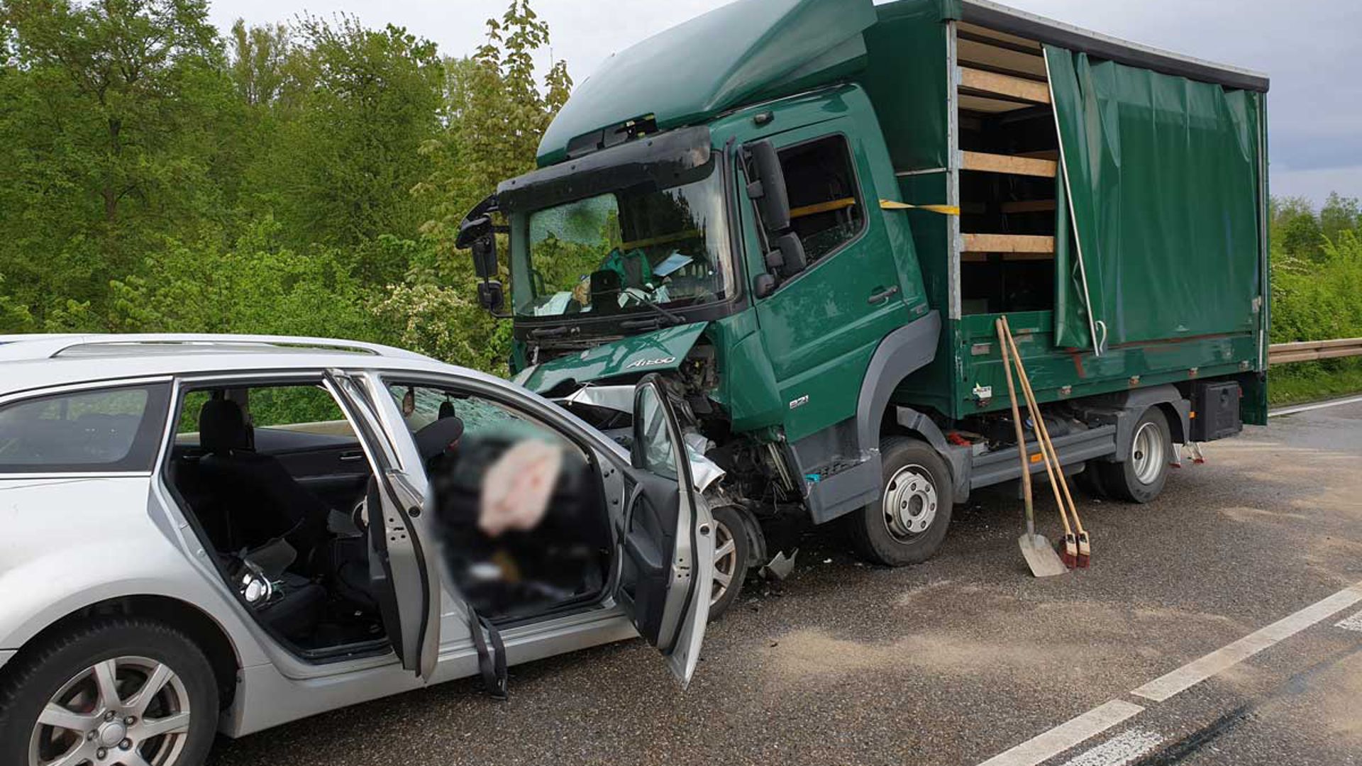 Eine lebensgefährlich verletzte Autofahrerin, zwei schwer verletzte Kinder, ein leichter verletzter Lkw-Fahrer: Das ist das Ergebnis eines Unfalls auf der B35 zwischen den Philippsburger Stadtteilen Huttenheim und Rheinsheim.