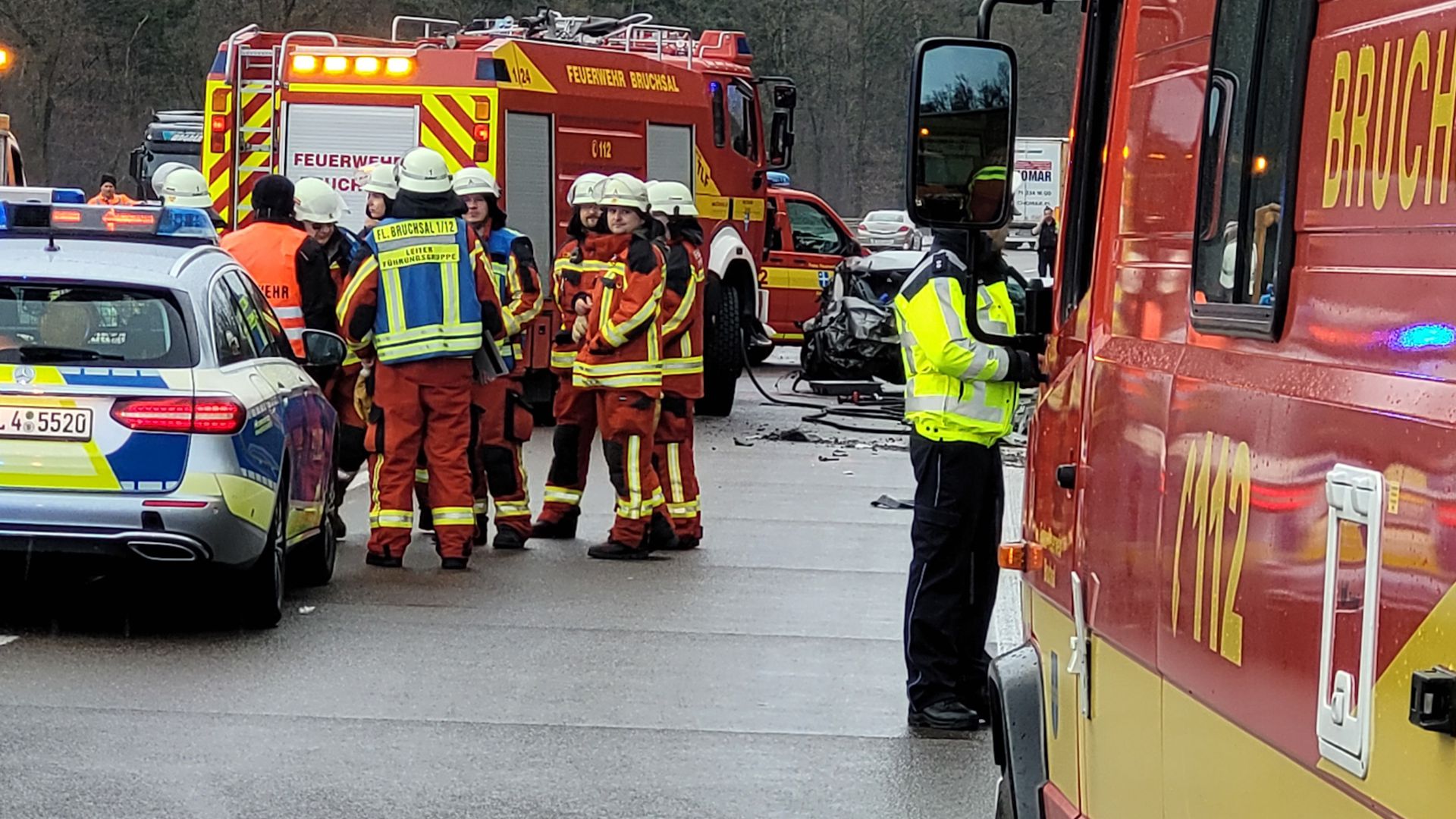 Ein Autofahrer erlitt auf der A5 nahe Bruchsal tödliche Verletzungen, nachdem er von einem Sattelzug erfasst worden war. 