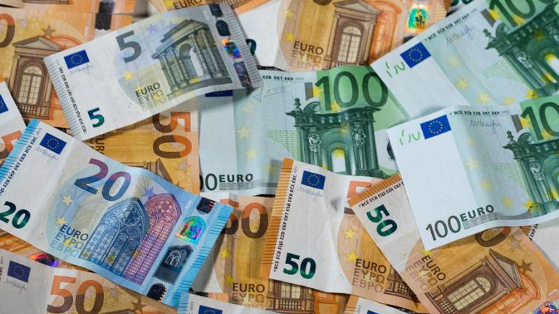Verschiedene Euro-Geldscheine liegen auf einem Tisch