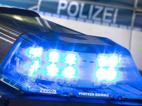 Ein Blaulicht auf dem Dach eines Polizeifahrzeugs.