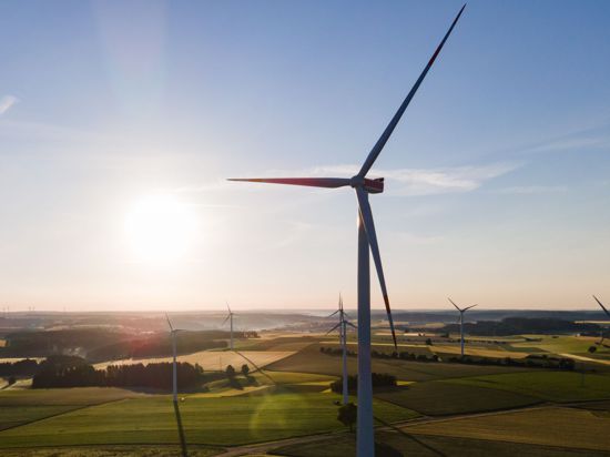 Windräder auf einem Feld in Baden-Württemberg. Deutschland droht aus Sicht des BDI den Anschluss zu verlieren, sollten Investitionsvorhaben für mehr Klimaschutz nicht beschleunigt werden.
