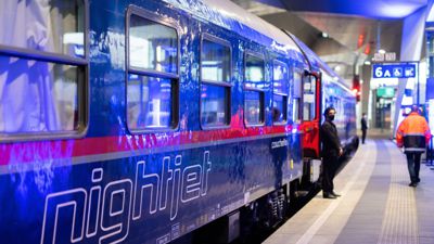 Ein Nightjet-Zug steht während eines Medientermins der ÖBB „Start für den neuen Nightjet nach Amsterdam“ im Wiener Hauptbahnhof.