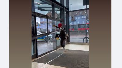 Ein Videooschnipsel zeigt einen Mann im Bruchsaler Lidl, der mit seinen Füßen gegen die Glastür tritt. Die Polizei bestätigt den Vorfall.