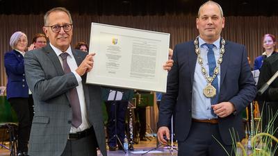 Oberbürgermeister a.D. Walter Heiler hält seine Ehrenbürgerurkunde, daneben Oberbürgermeister Thomas Deuschle mit Amtskette