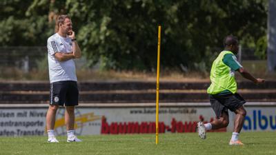 FC Kirrlach, erstes Training, weisses Hemd links Jan Geiger (sportlicher Leiter)