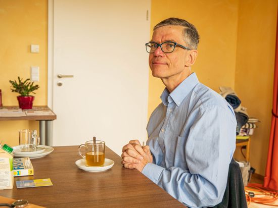 Thomas Schuster am gemeinsamen Mittagstisch. Vor ihm ein Glas Sauerkrautsaft.