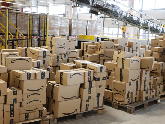 Amazon Versandkartons stapeln sich bei einem Probebetrieb in einer Logistikhalle. In Gera baut der Online-Versandhändler Amazon ein großes Logistikzentrum mit rund 1000 Arbeitsplätzen. +++ dpa-Bildfunk +++