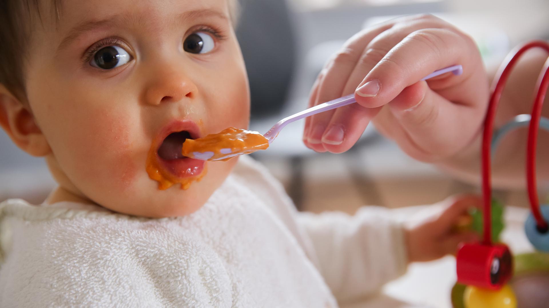 Zum Themendienst-Bericht vom 16. Dezember 2020: Etwa im Alter von fünf Monaten können Eltern ihr Baby das erste Mal mit Brei füttern.