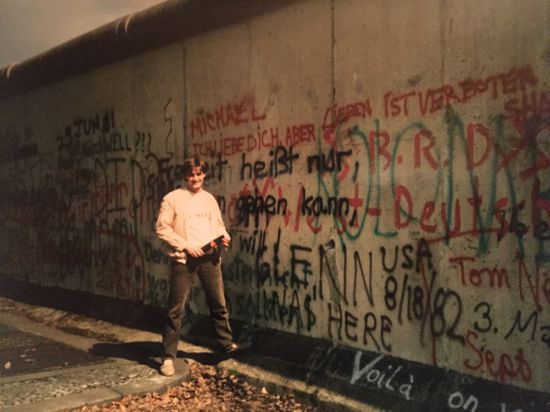 Bereits ein Jahr nach seiner Aus-weisung aus der DDR besuchte der Philippsburger Thomas Gerner 1985 die Mauer in Westberlin.