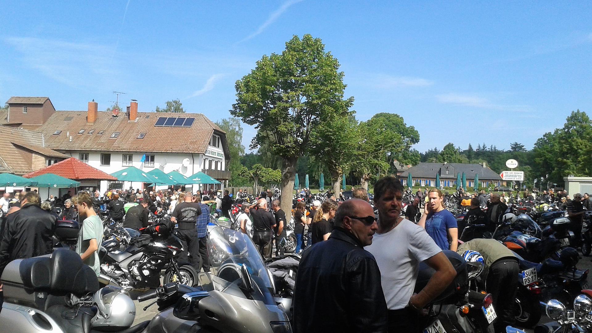 Biker mit Herz: Seit 2000 gehen Hunderte von Biker und Bikerinnen, Triker und Trikerinnen wieder auf ihre Feuerstühle  und fahren von Waghäusel aus auf Spendenfahrt zum SOS-Kinderdorf Eisenberg in der Pfalz. 