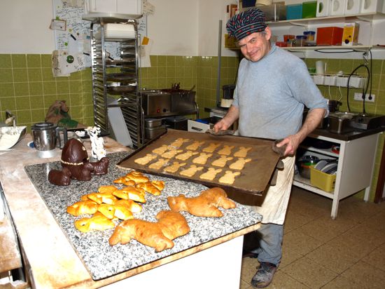Bio-Bäckermeister Martin Lunks präsentiert seine Osterbackwaren.      
