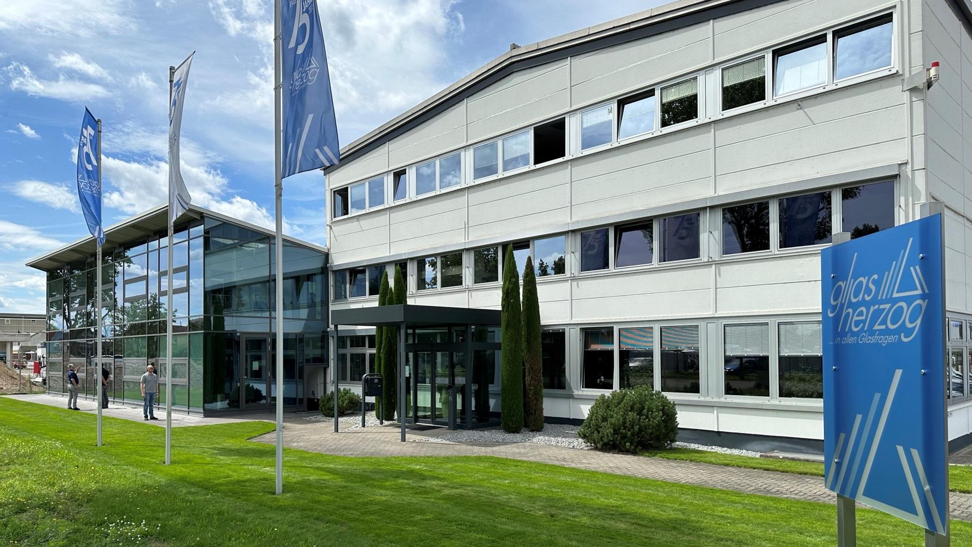 Die Firma Glas Herzog in Waghäusel hat sich in ihrer 75-jährigen Firmengeschichte zu einem der bedeutendsten Unternehmen für die Herstellung von Isolierglas entwickelt.