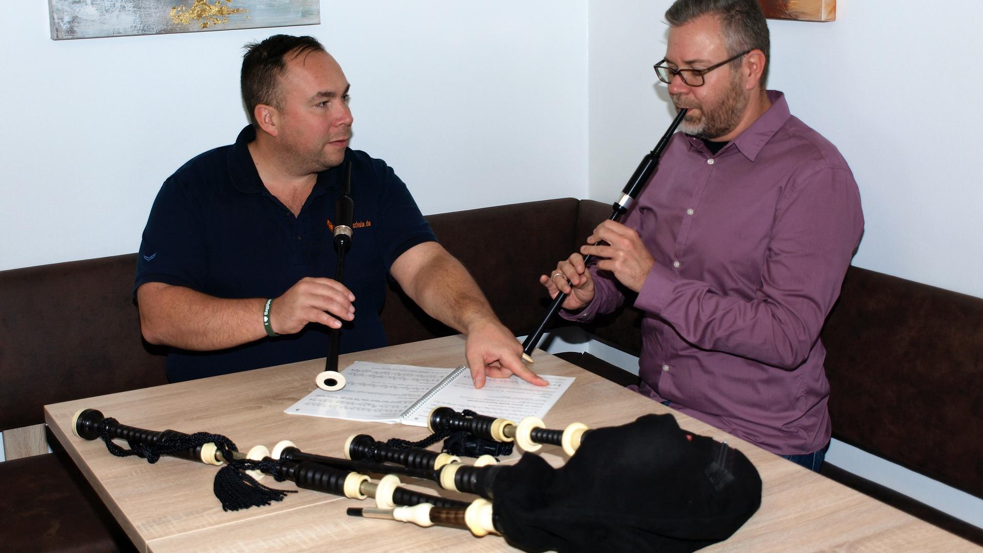 Faszinierendes, aber schwieriges Instrument: Andreas Hambsch (links) arbeitet mit seinem Schüler Oliver Köhler aus Kirrlach. Hambsch ist auch Autor eines Lehrbuchs, das international Abnehmer finden. 