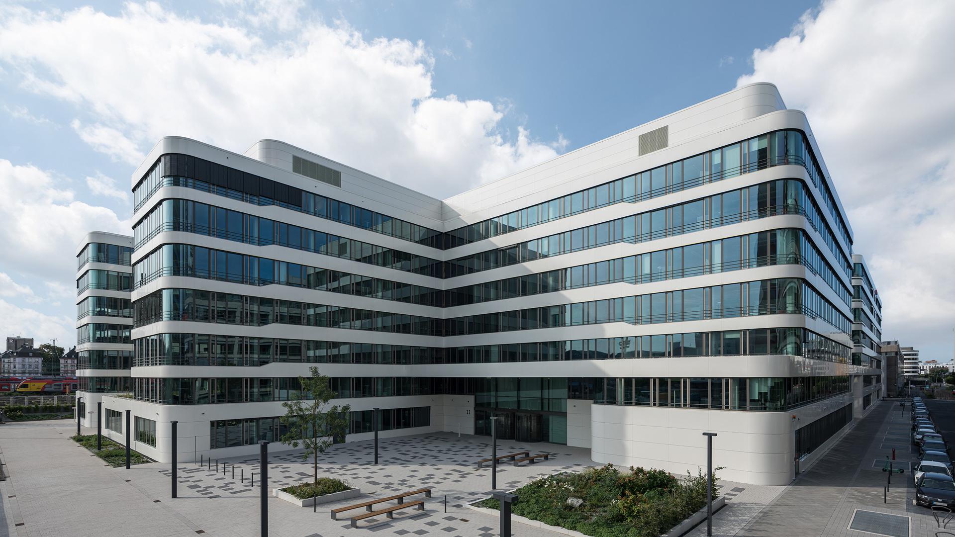 Für das Grand Central Bürogebäude beim Frankfurter Hauptbahnhof lieferte die Firma Glas Herzog aus Waghäusel 12.000 Quadratmeter Sonnenschutzglas.