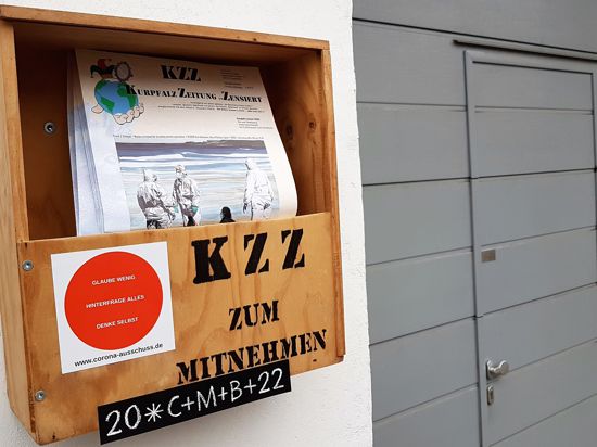 Immer wieder neue Informationsblätter der Impfgegner gibt es an der Hauswandbox in der Karlsruher Straße in Wiesental