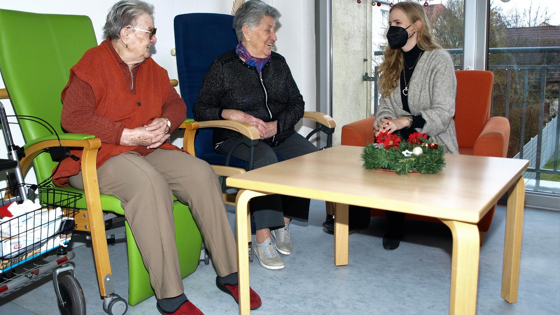 Bewohner Gertrud Hallmaier (90) und Barbara Penzinger (88) lassen sich von der Coronabeauftragten Theresa Machauer (von links nach rechts) informieren.