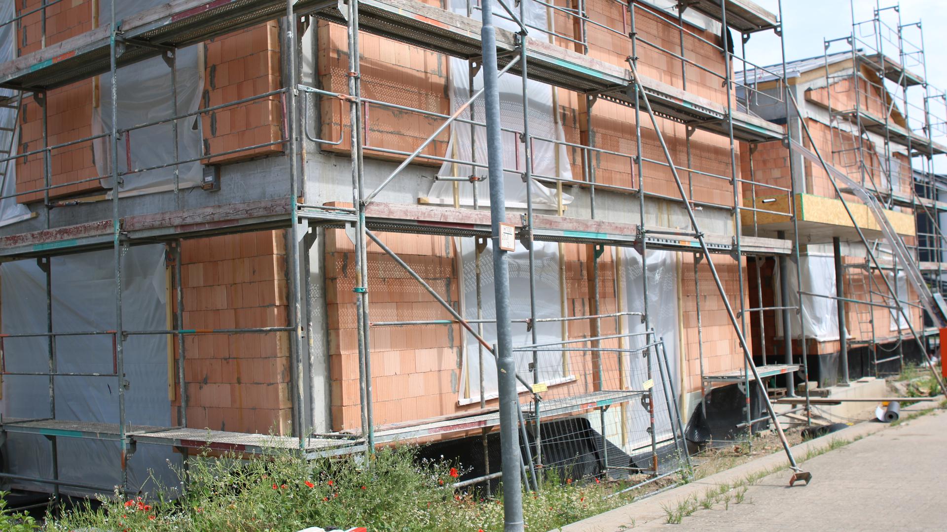 Plastikfolien statt Holzfenster am Kita-Neubau in Wiesental, damit der Innenausbau fortgesetzt werden kann.