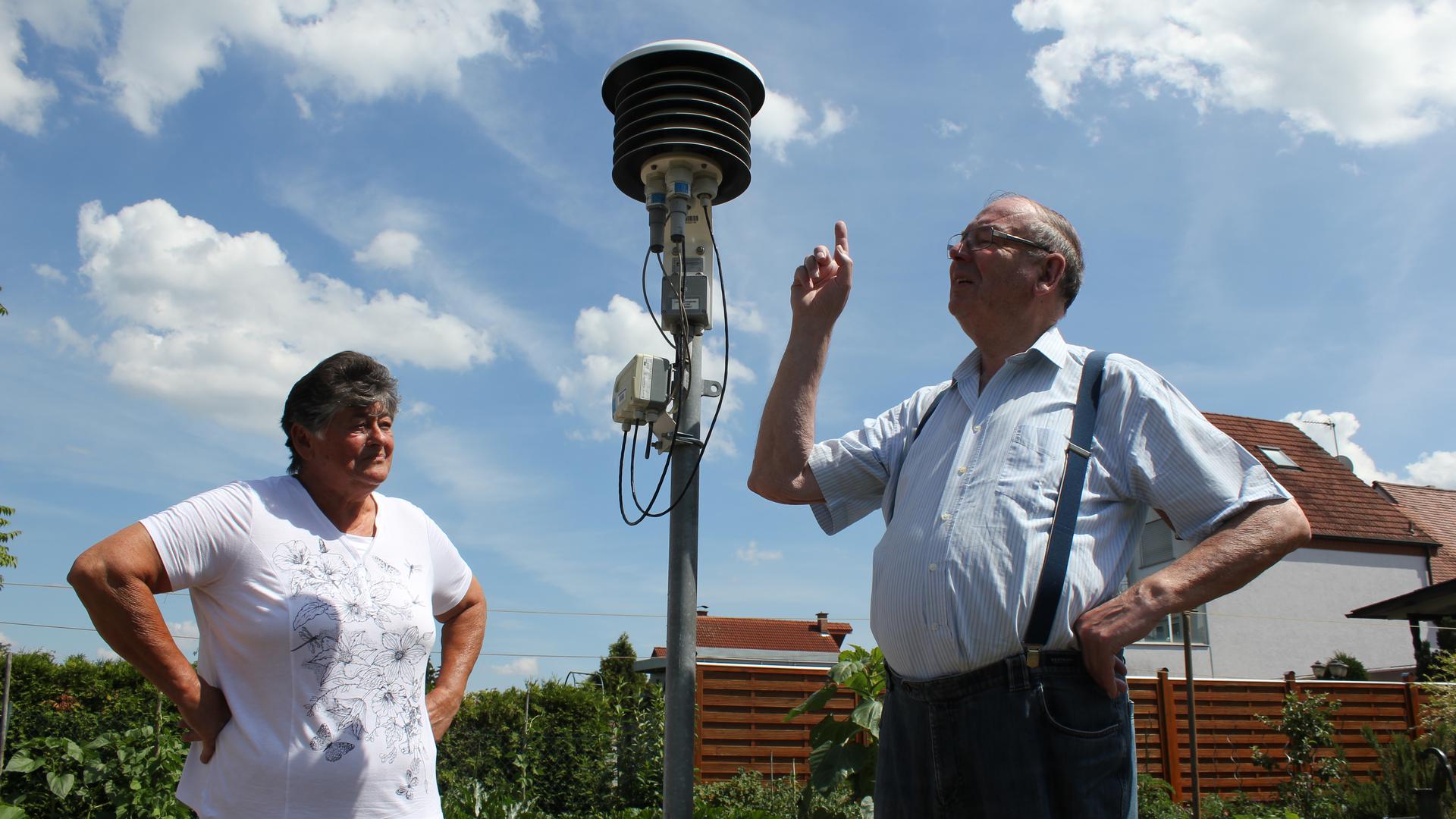 Wetter und Wolken sind ihre Leidenschaft: Seit über 35 Jahren haben Ingeborg und Rolf Herber aus Kirrlach eine Klimastation des Deutschen Wetterdienstes im Garten stehen. Diese misst und übermittelt die Daten seit einigen Jahren aber automatisch.