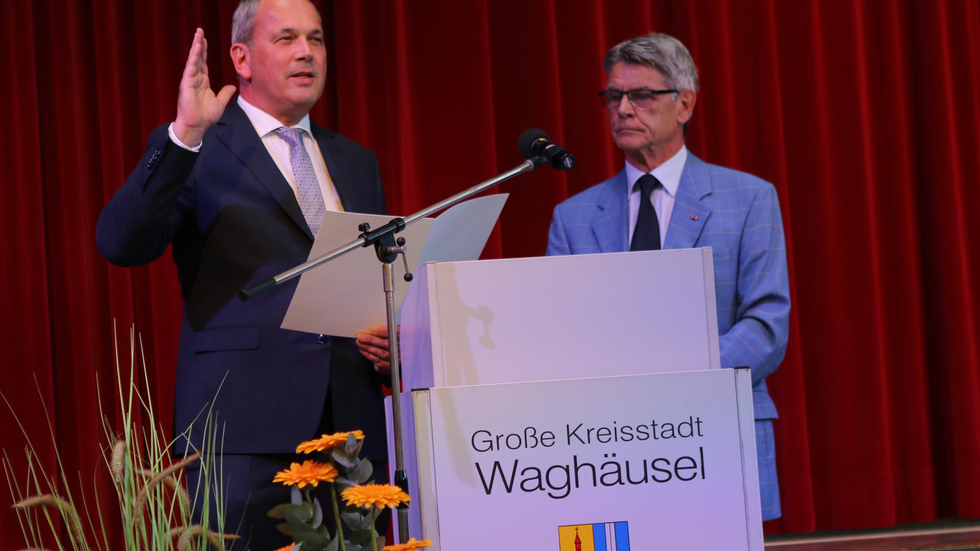 Die Verpflichtung von Waghäusels Oberbürgermeister Thomas Deuschle (links) hatte Stadtrat Roland Her-berger vorgenommen.