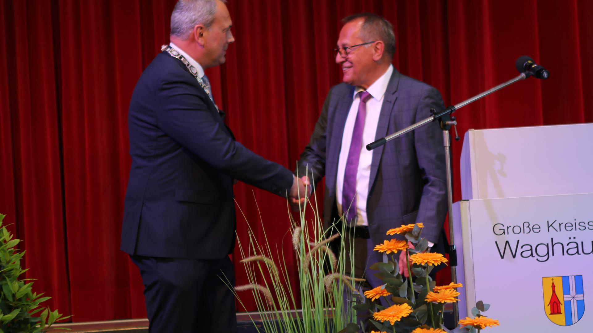 Gute Wünsche für den Nachfolger: Walter Heiler (rechts) beglückwünscht Thomas Deuschle als Oberbürgermeister von Waghäusel. 