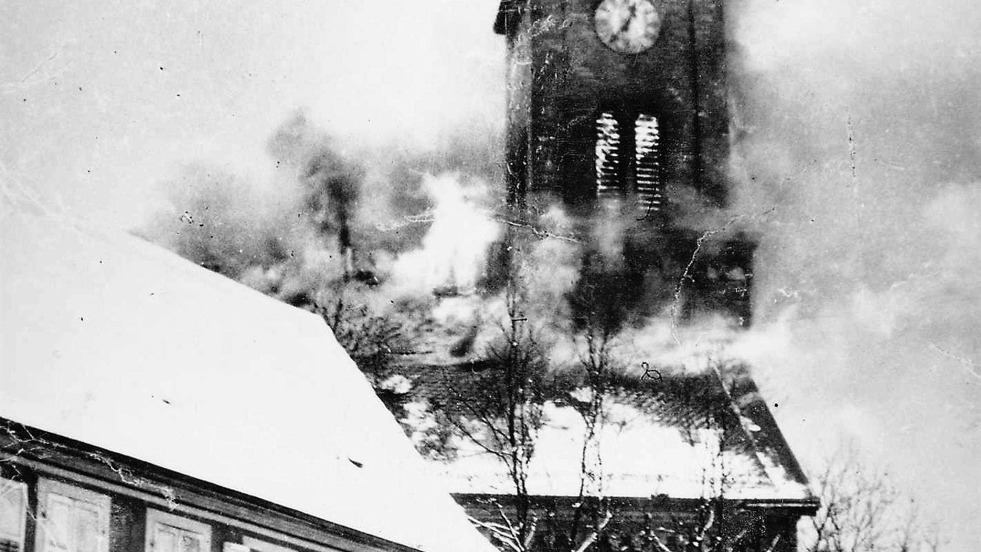 Im Mittelpunkt der Erinnerungen an die eigenen Kriegserlebnisse: die 1945 brennende Pfarrkirche von Wiesental (Archiv Schmidhuber)