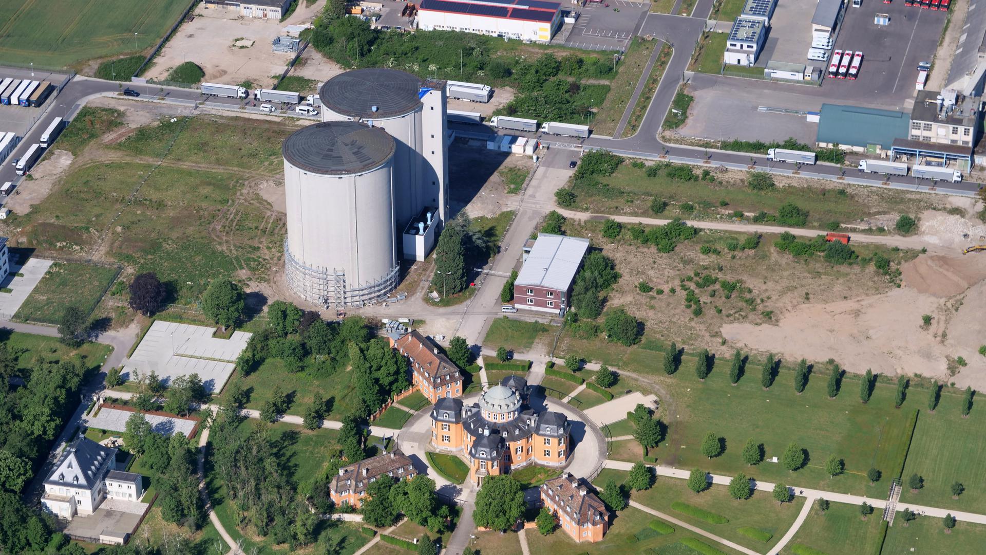 Waghaeusel Gelaende der ehemaligen Zuckerfabrik mit den Silos und der Eremitage
Luftbild vom 16.05.2020
Peter Sandbiller
Luftbruchsal