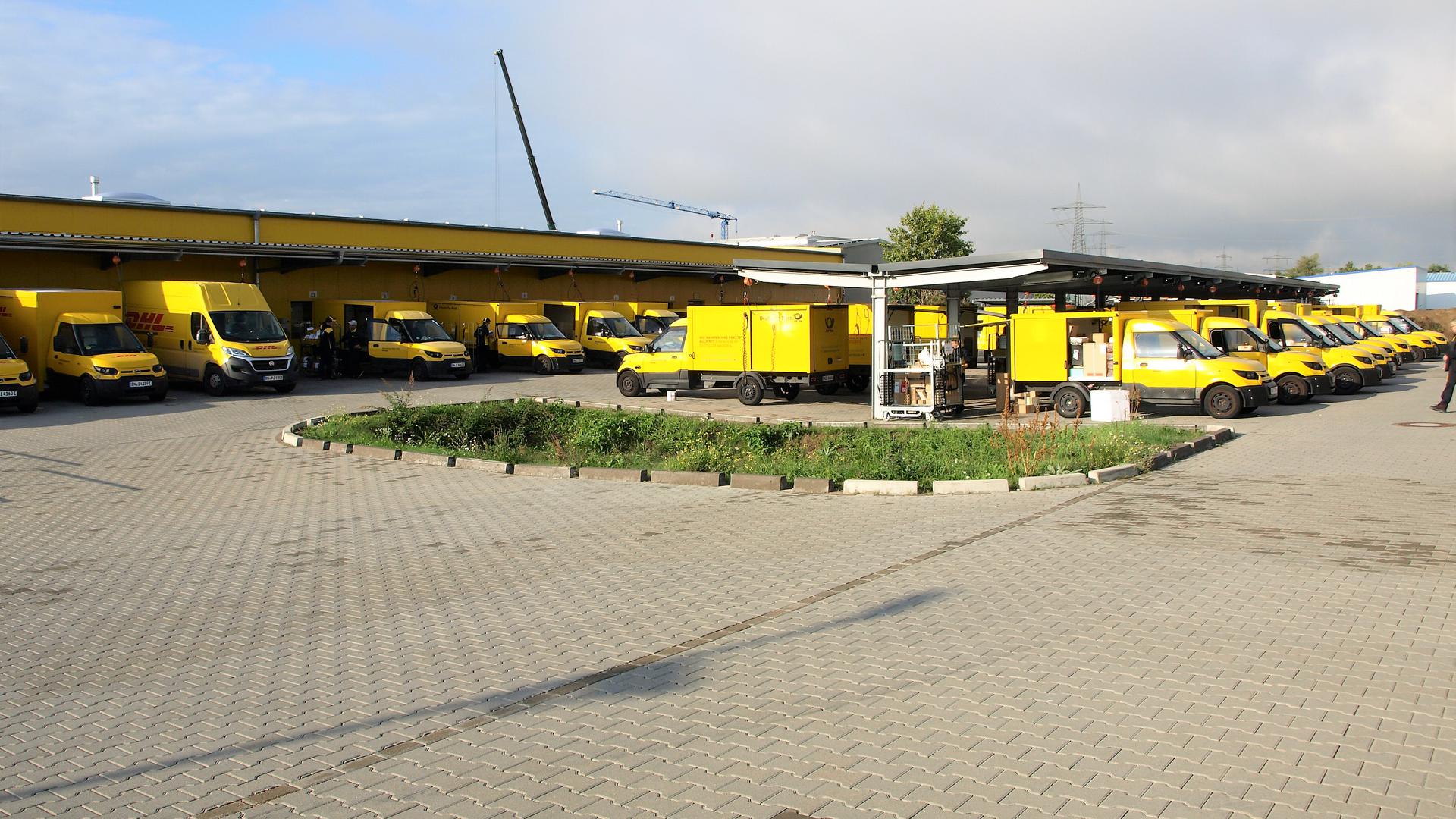 Die Deutsche Post/DHL hat einen neuen Zustellstützpunkt im Gewerbegebiet Wiesental - Betrieb am Stützpunkt in der Albert-Einstein-Straße Waghäusel-Wiesental