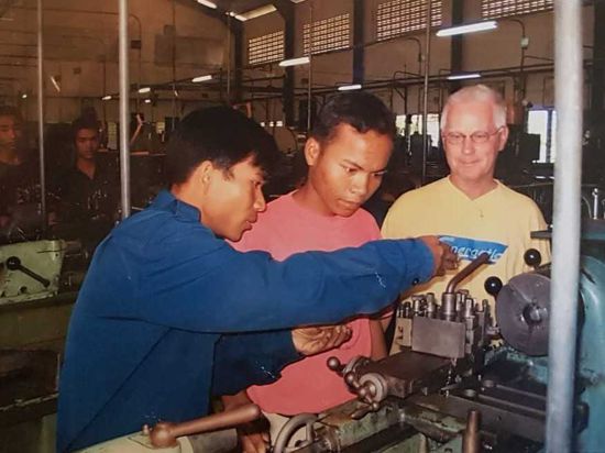 Roland Langer war 2004 als Experte für computergesteuerte Drehmaschinen für zehn Wochen in Kambodscha.