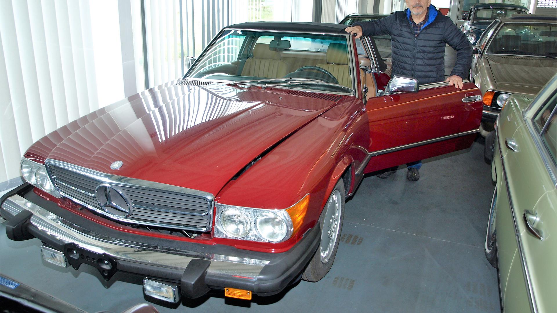 Alter roter Mercedes