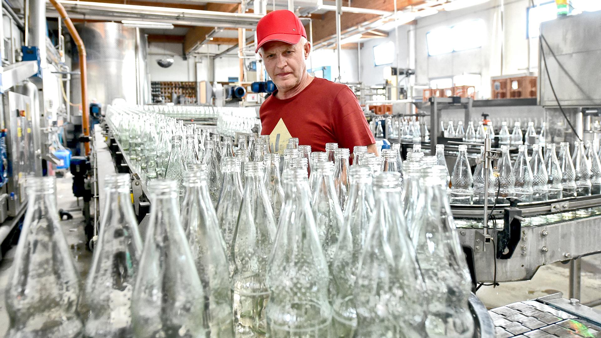 Werner Sälzler zeigt seine Abfüllanlage der Wiesentaler Mineralbrunnen GmbH in Wiesental