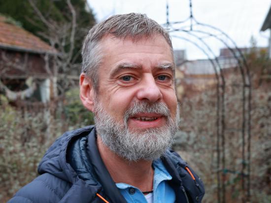 Die Massenproteste gegen seine Partei treffen ihn hart, sagt AfD-Neumitglied Frank Weick aus Waghäusel. Den Garten seines Hauses hat der Elektromeister bienenfreundlich gestaltet. Er sagt: „Ich bin ein ganz normaler Mann der Mitte.“