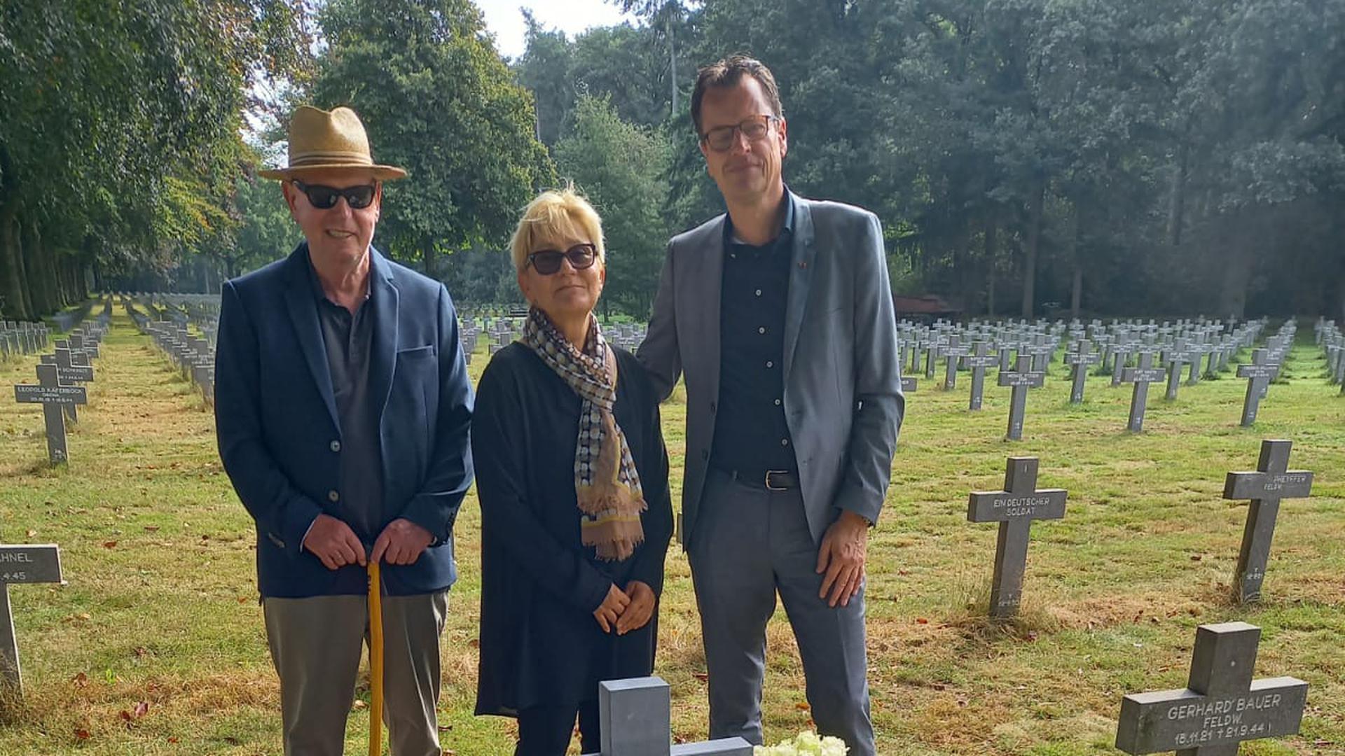 Die Familie war tief bewegt aber auch erleichtert darüber, dass der Onkel nach so langer Zeit nicht mehr namenlos auf dem Friedhof in Ysselsteyn liegt. Ohne John Manrhos Engagement wäre das nicht möglich gewesen.-
