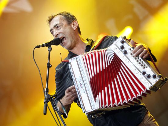 epa03277589 Austrian musician Hubert von Goisern performs on stage at the 29th Danube Island Festival in Vienna, Austria, 22 June 2012. Vienna's Danube Island Festival takes place from 22 to 24 June 2012. EPA/GEORG HOCHMUTH + + + NO SALES + + + EDITORIAL USE ONLY ++ +++ dpa-Bildfunk +++