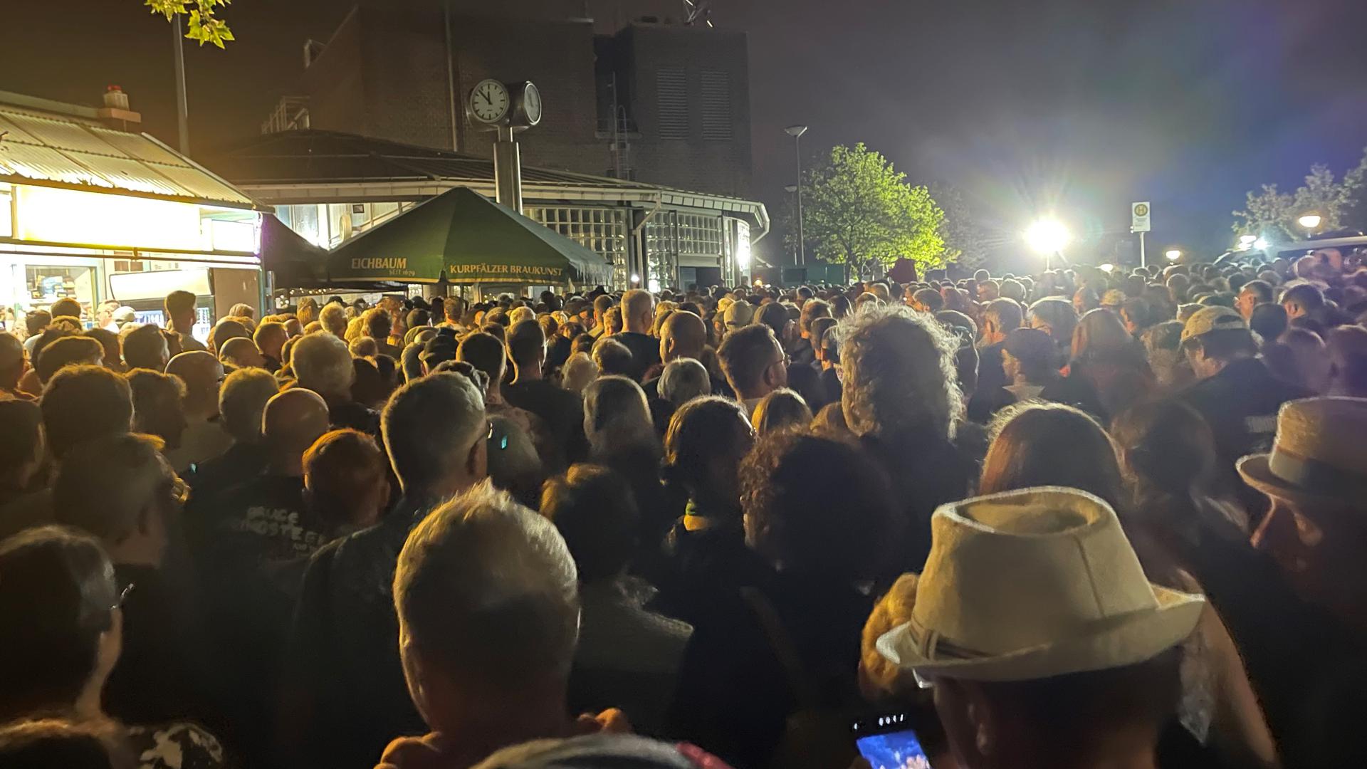 Menschenmenge am Bahnhof Hockenheim nach dem Konzert von Bruce Springsteen am 21. Juli 2023.
