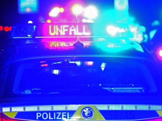 Blaulicht und der LED-Schriftzug „Unfall“ auf dem Dach eines Polizeistreifenwagens.