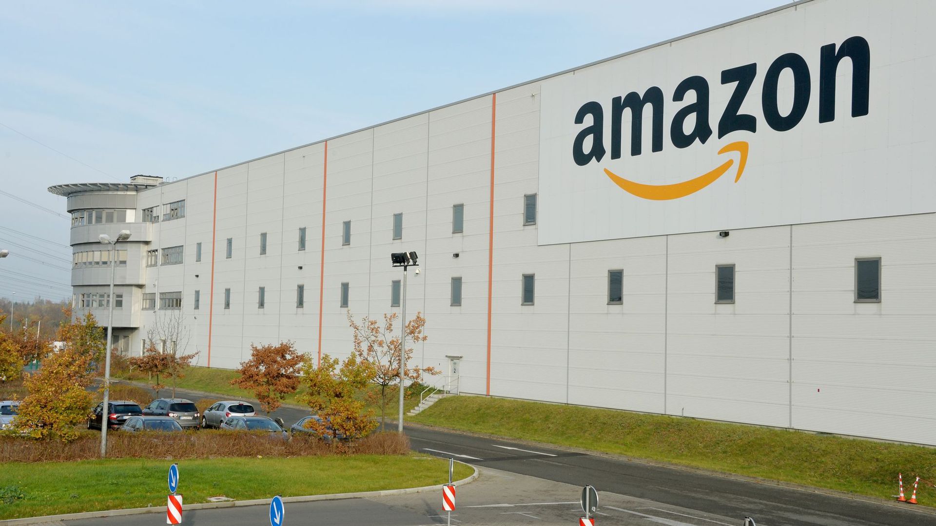 Der US-Konzern Amazon will das Logistikzentrum in Brieselang nahe Berlin schließen.
