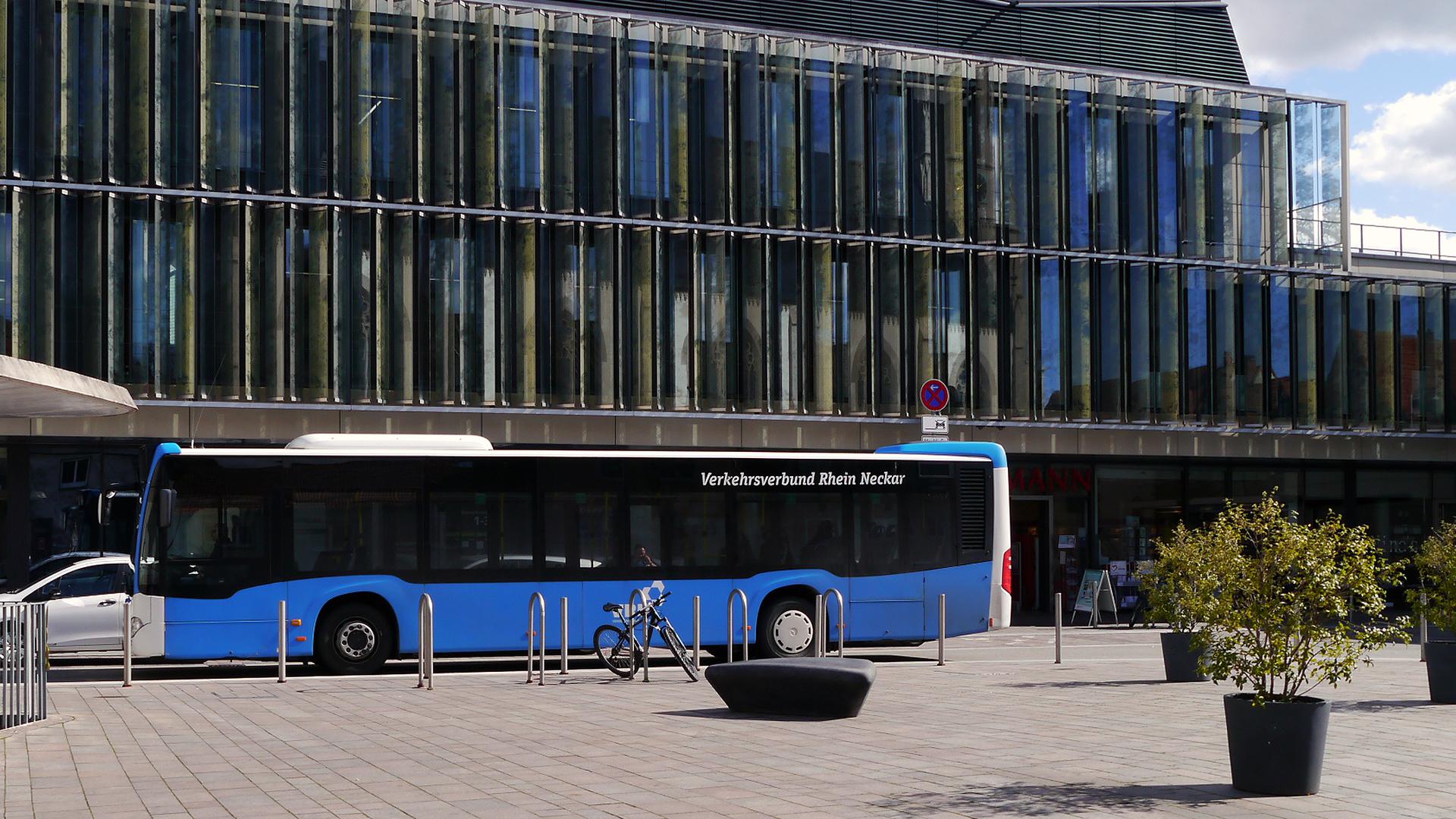 Ein blauer Bus steht vor dem Bahnhof Wiesloch-Walldorf 