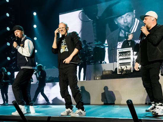 Michael Beck (l-r), Thomas D und Smudo performen beim Auftakt der Deutschland-Tour der Hip-Hop-Gruppe "Die Fantastischen Vier". 